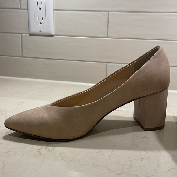 Point Toe Pumps - Picture 4 of 9